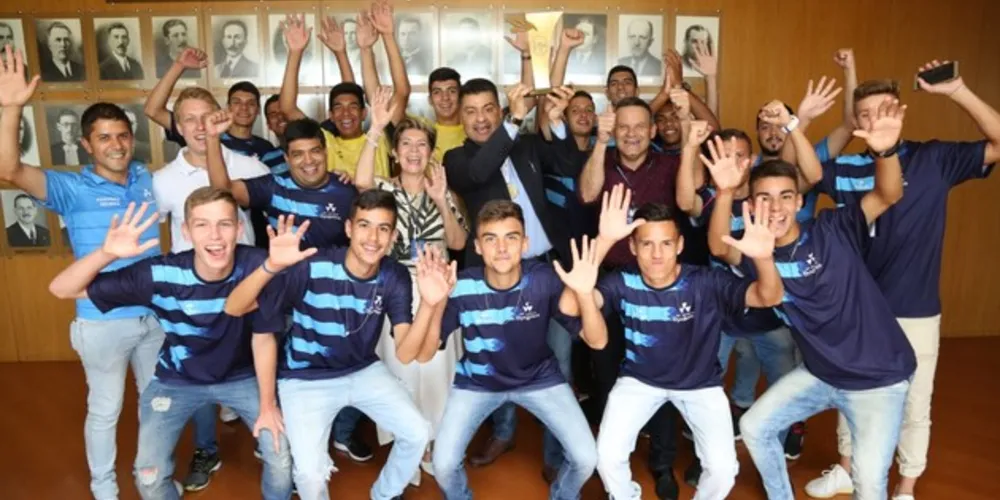 Imagem ilustrativa da imagem Rangel saúda os campeões dos JEPs Bom de Bola