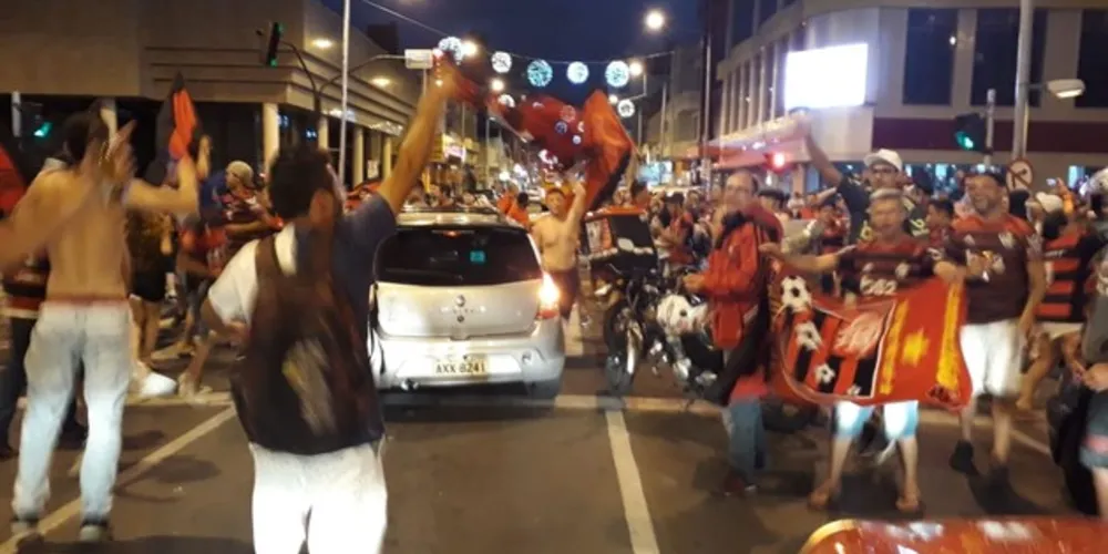 Dezena de torcedores invadiram a Avenida Vicente Machado para comemorar o bicampeonato ao rubro-negro carioca