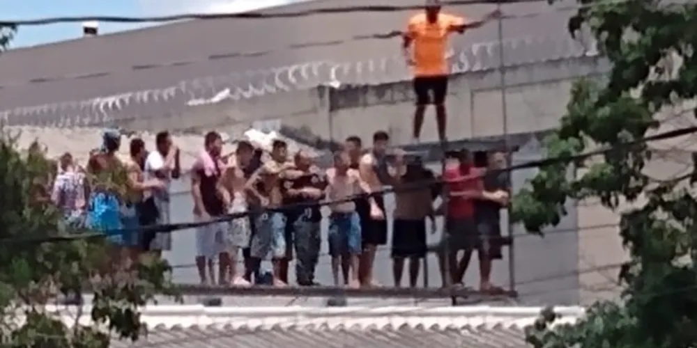 Dois agentes foram mantidos como reféns durante o sábado