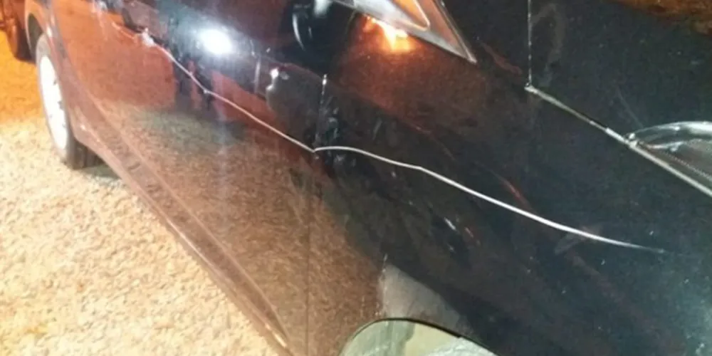 Pelo menos quatro carros foram danificados pelo vizinho