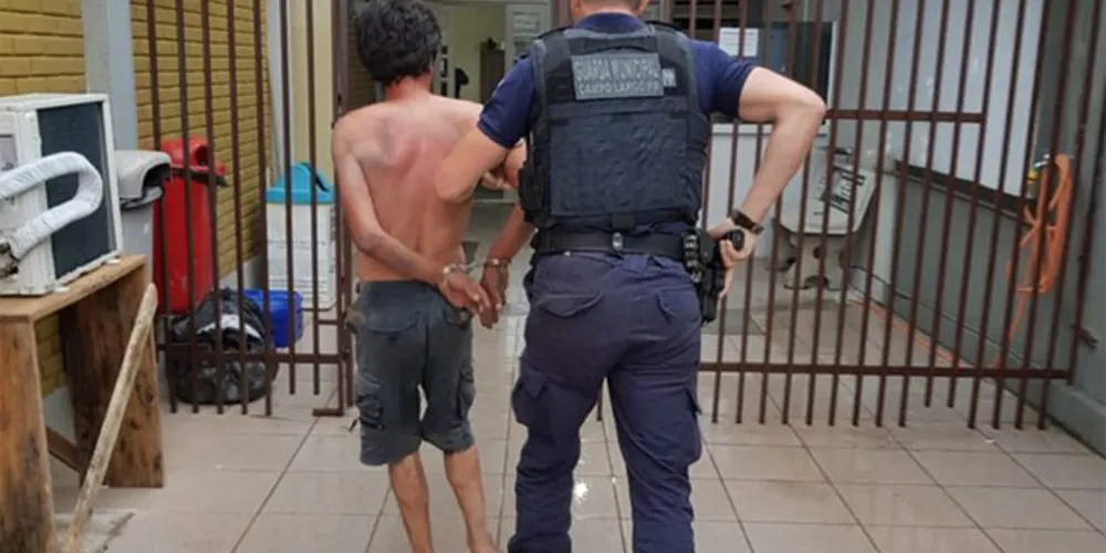 Suspeito resistiu à prisão e teve que ser imobilizado pelos guardas municipais