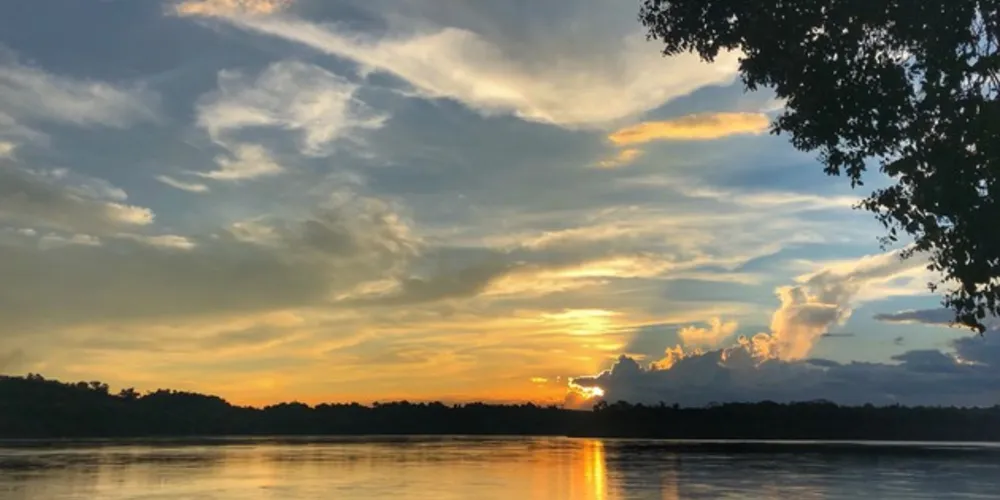 As bacias hidrográficas do Paraná têm atrativos próprios, como cataratas, incluindo as do Iguaçu; quedas, cachoeiras e saltos apropriados a esportes e grande extensão de praias de água doce