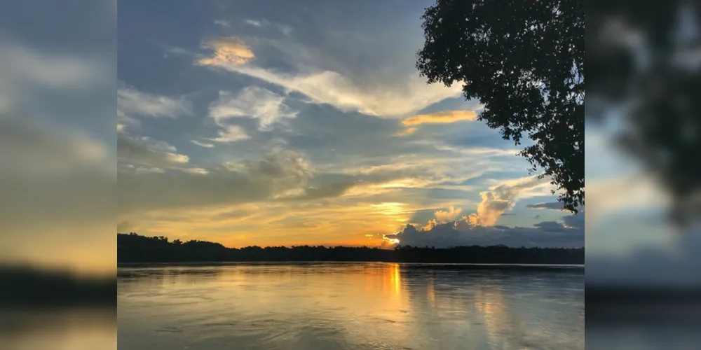 As bacias hidrográficas do Paraná têm atrativos próprios, como cataratas, incluindo as do Iguaçu; quedas, cachoeiras e saltos apropriados a esportes e grande extensão de praias de água doce