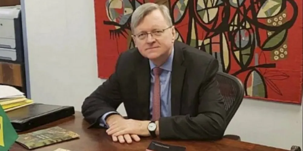 Foster ingressou na carreira diplomática em 1985 e, em junho desse ano, foi promovido a ministro de Primeira Classe
