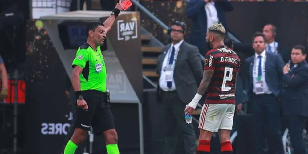 Gabigol recebeu cartão vermelho e deixou o campo poucos instantes antes do apito final.