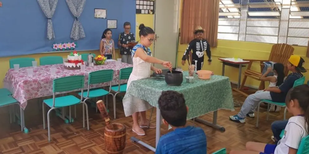 Escola desenvolveu atividades com apresentações e recitais de poesia