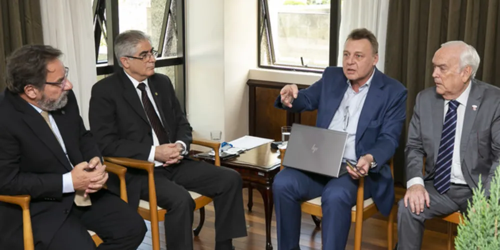 Encontro entre representantes da comitiva e da Fiep ocorreu nesta segunda-feira