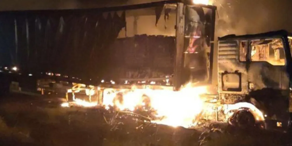 Carreta pegou fogo na BR-277, em Cantagalo; rodovia ficou totalmente bloqueada por cerca de três horas
