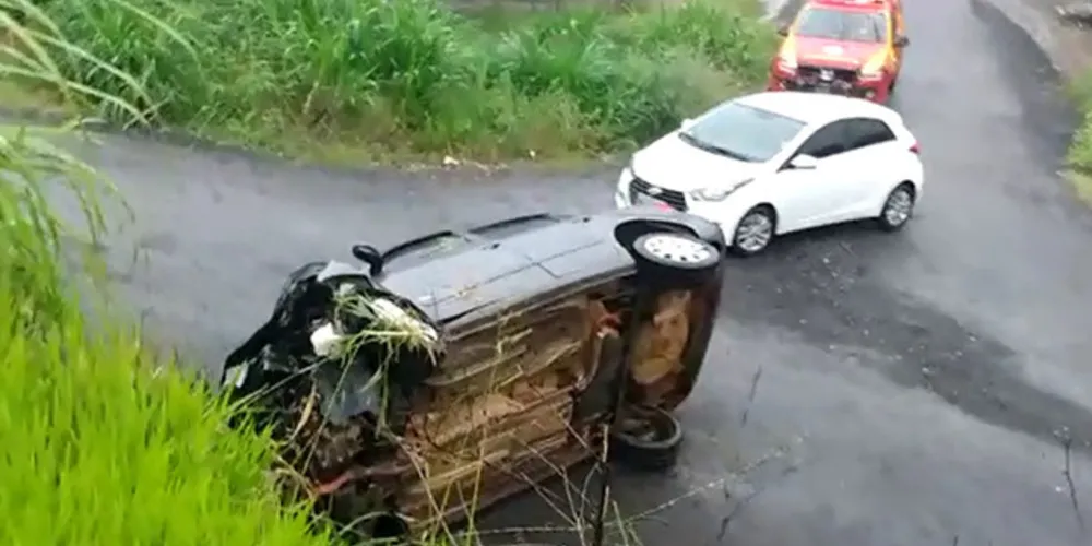 Veículo despencou de barranco e motorista sofreu lesões moderadas, segundo os bombeiros