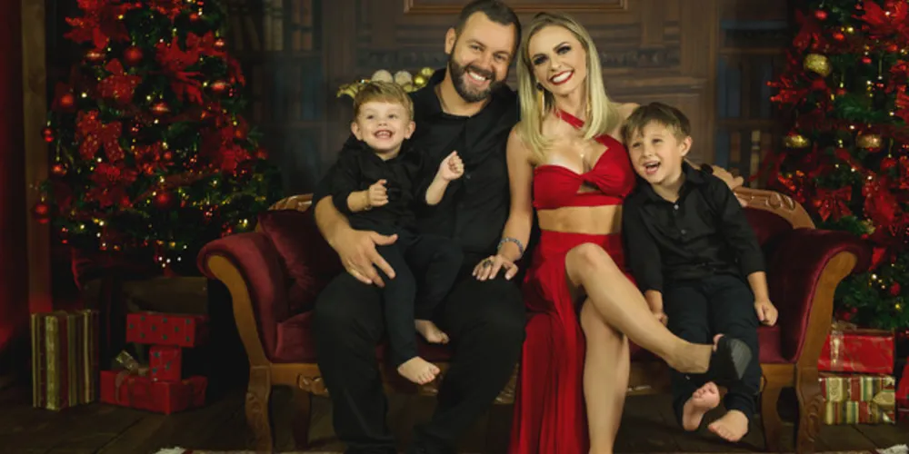 O Estúdio Bonin Fotografia da Família já está preparado com seus cenários de Natal para registrar e eternizar esta data especial. O estúdio conta com dois cenários preparados para toda a família e mais dois cenários infantis. Com certeza uma excelente dica para nossos leitores que gostam de boas recordações. Agende sua sessão pelo WhatsApp (42)99968- 0940. Confira alguns flashes de quem já esteve garantindo seu registro especial: