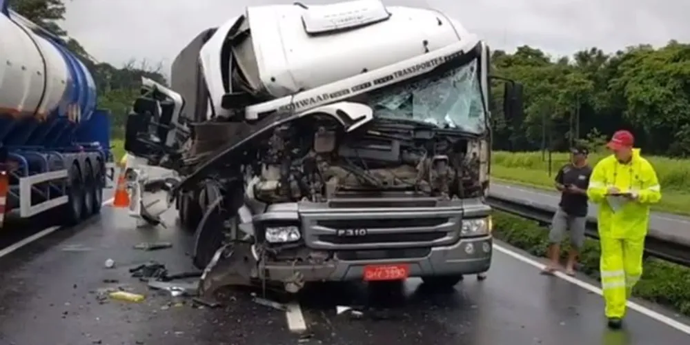 Uma colisão traseira envolvendo dois caminhões fechou a pista Norte da Rodovia do Café