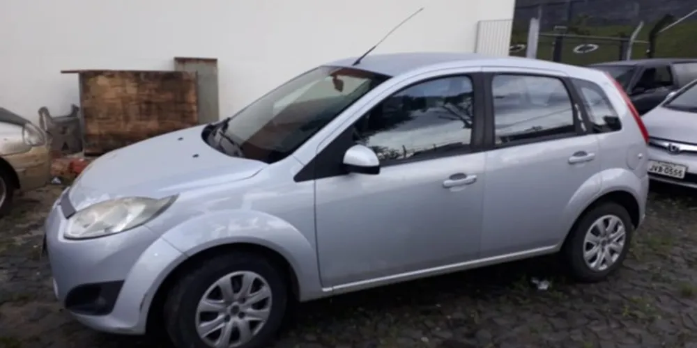 Veículo foi encontrado após equipe da Guarda Municipal receber denúncia. Uma pessoa acabou presa 