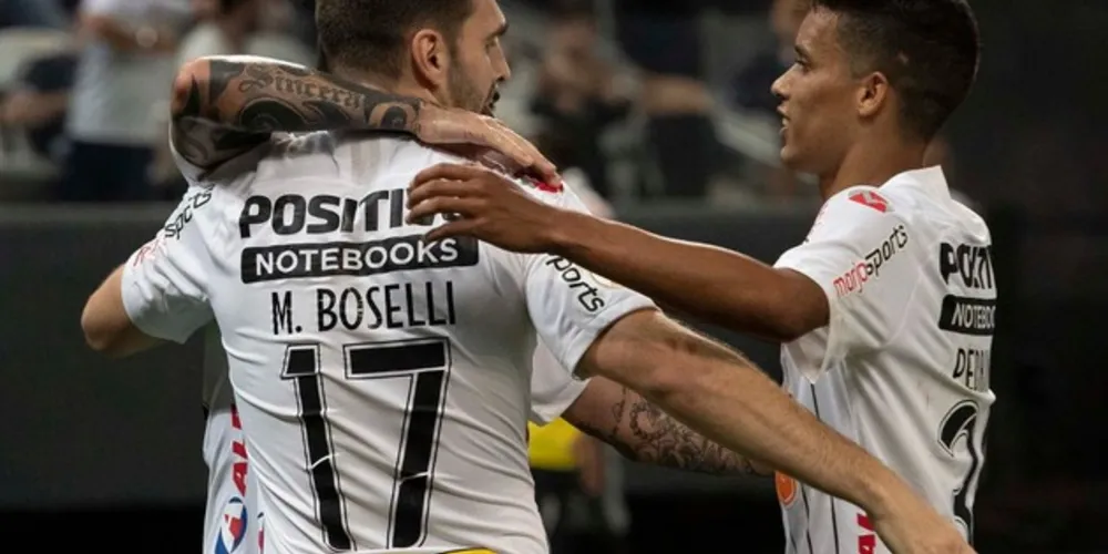Vitória mantém Timão na luta por vaga na Libertadores