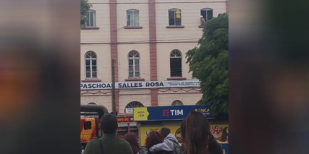 Situação mobiliza PM e bombeiros desde as 8h15 desta quinta-feira