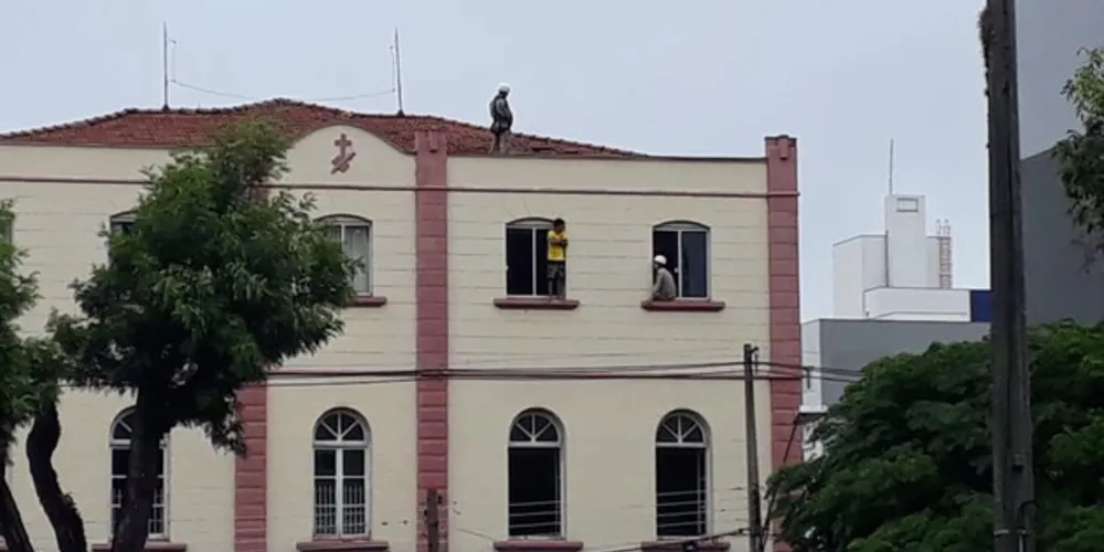 As ruas neste setor da cidade estão bloqueadas. Há muita gente acompanhado a situação.