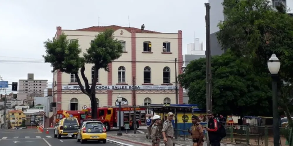 Rapaz já está sendo atendido pelos bombeiros e socorristas

