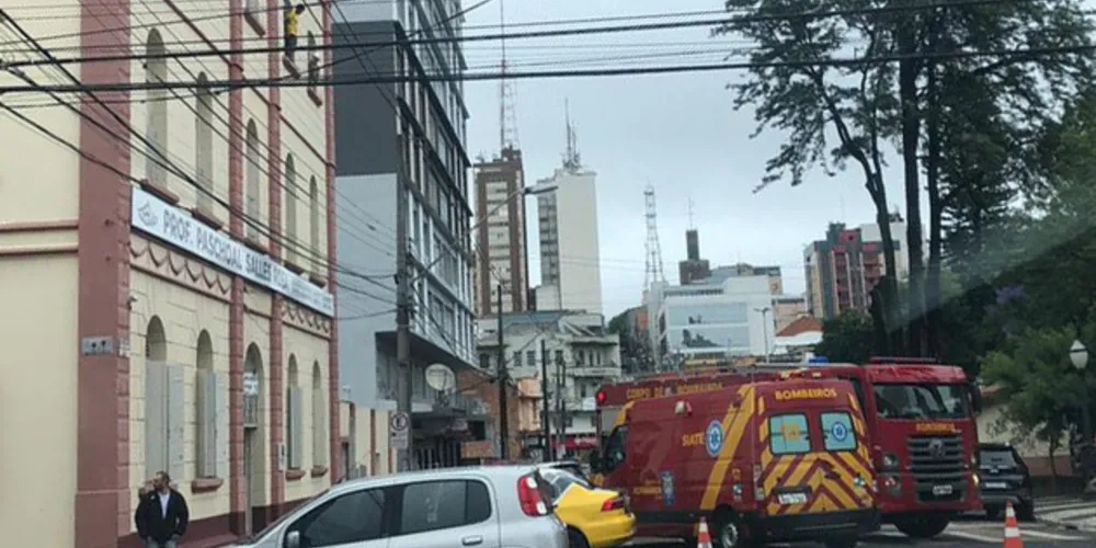 Rapaz mobilizou equipes da PM e bombeiros na manhã desta quinta-feira