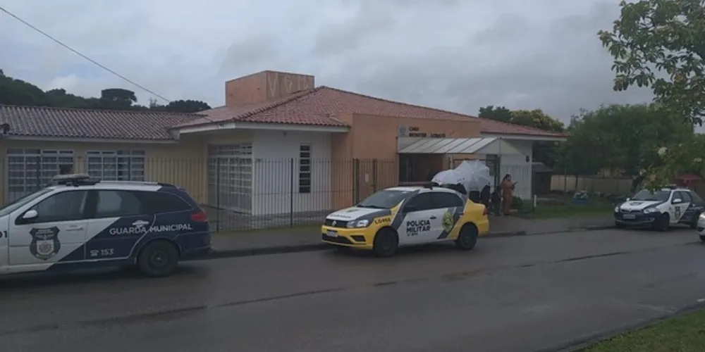 Ela foi encontrada por funcionários, por volta das 7 horas, pendurada pelo capuz em uma das janelas do Centro. Socorristas do SIATE chegaram a ser chamados, mas já a encontraram sem vida.