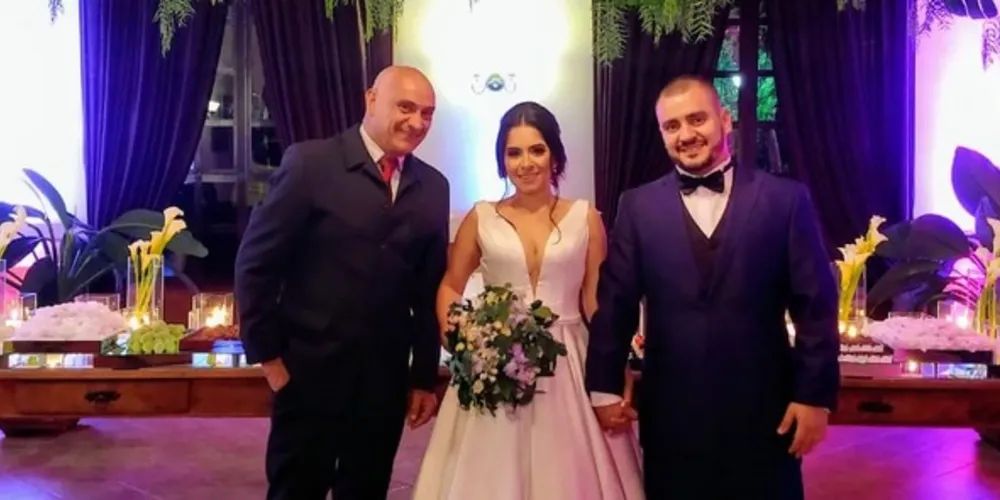 Recentemente nas dependências da Casa Velha Eventos, aconteceu a troca de alianças de Lucas Severo e Amanda Castilho Severo. No registro especial, o casal e Dionny Alves. Da coluna RC os votos de união e alegrias. 