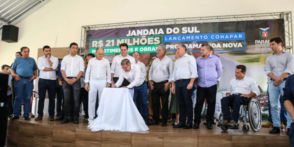 Serão beneficiadas famílias que vivem em áreas de risco e moradias precárias. Governador Ratinho Junior fez o lançamento em Jandaia do Sul, cidade que recebe o projeto-piloto. Em uma primeira etapa programa vai abranger 130 favelas.
