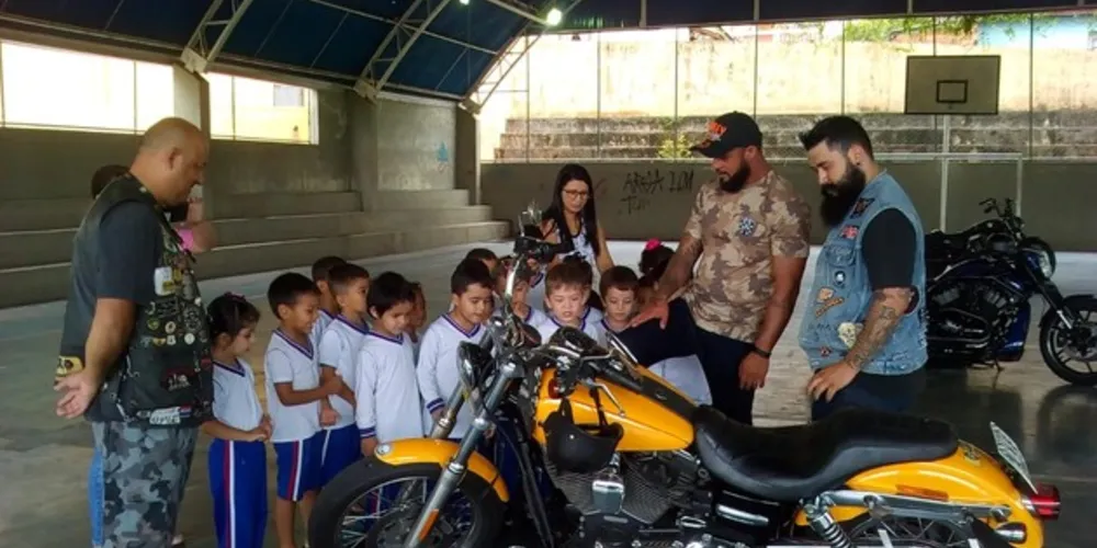 Crianças estão aprendendo a respeito dos Meois de Transporte

