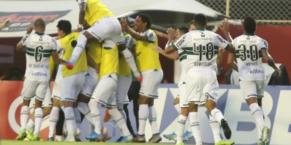 Jogadores comemoram o acesso à Série A