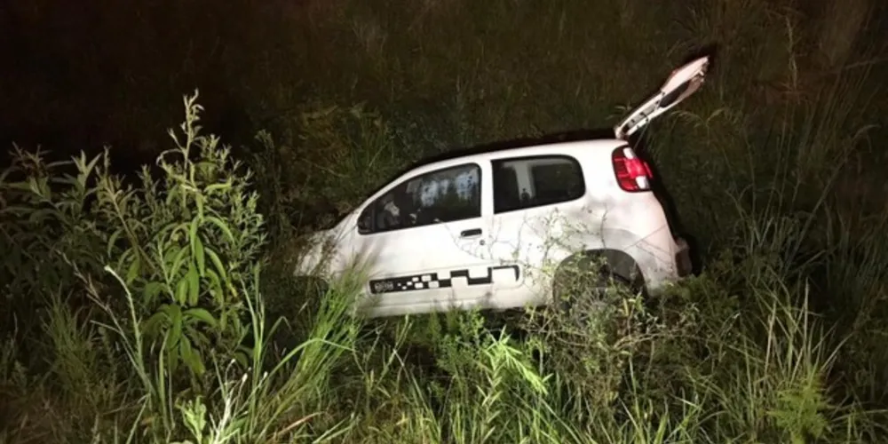 Imagem ilustrativa da imagem Carro cai em valeta e ocupantes desaparecem no PR