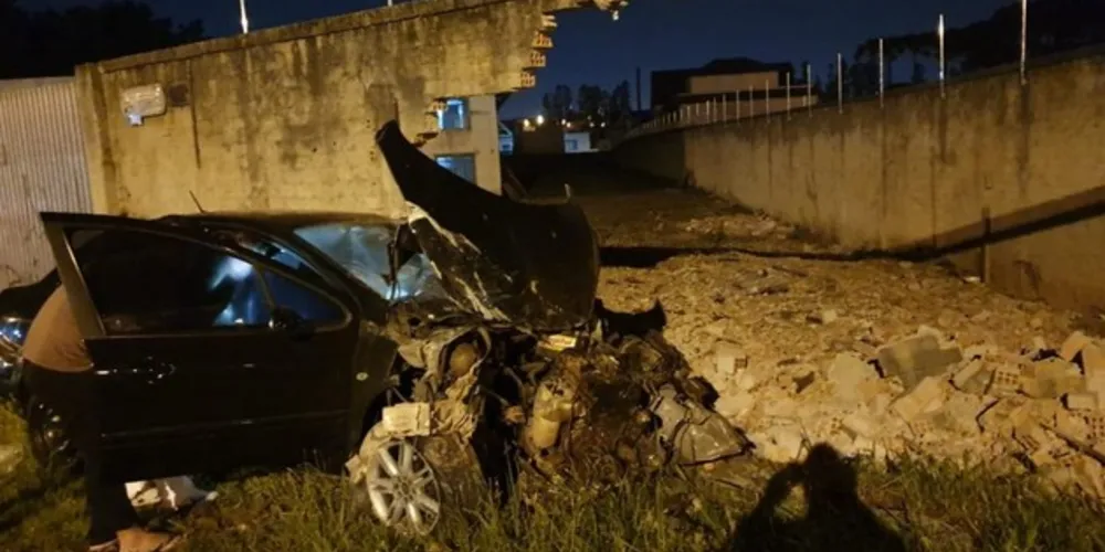 Acidente aconteceu na madrugada de domingo e motorista estaria embriagado