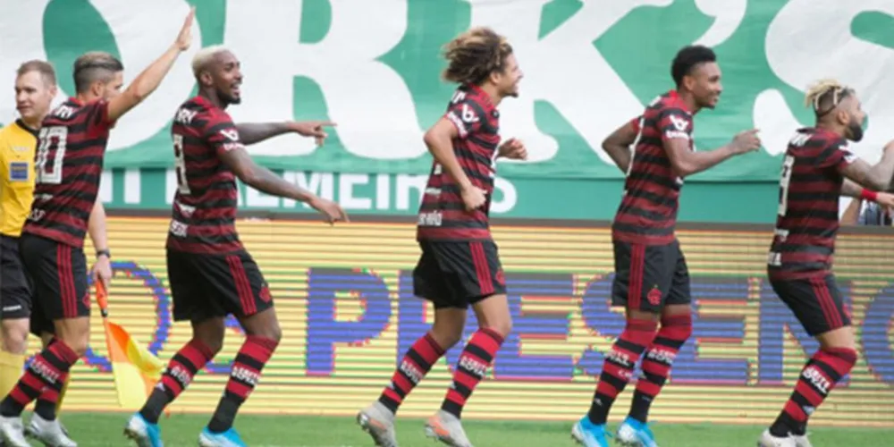 Rubro-negro venceu no Allianz Parque por 3 a 1 e segue batendo recordes