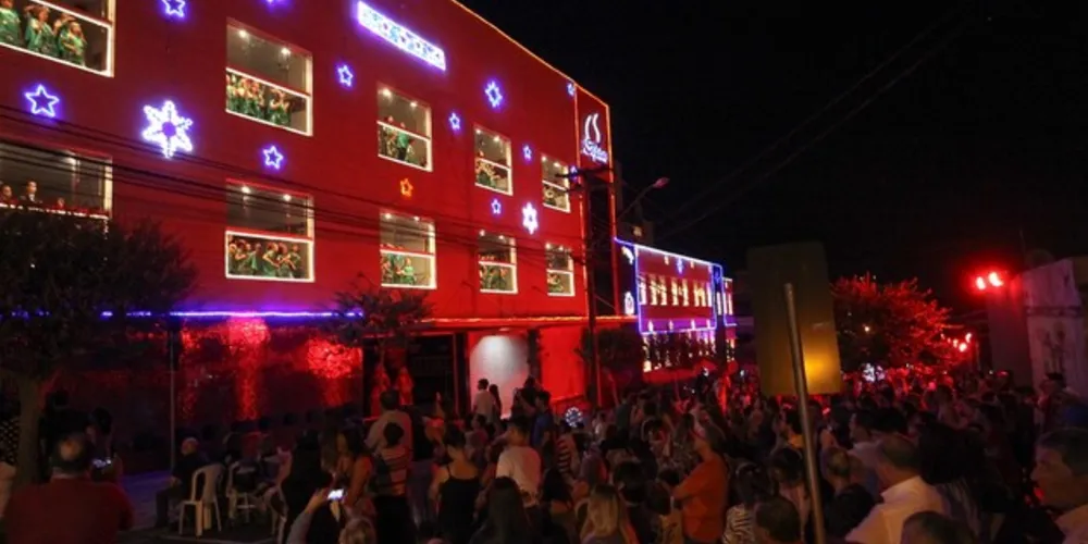 As crianças apresentarão músicas natalinas com votos de boas festas.