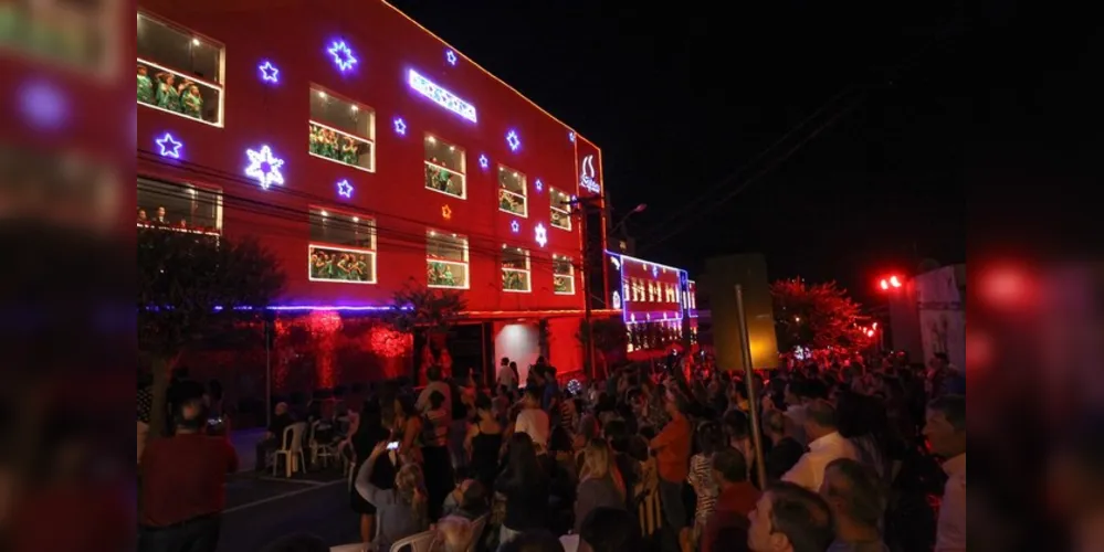 As crianças apresentarão músicas natalinas com votos de boas festas.