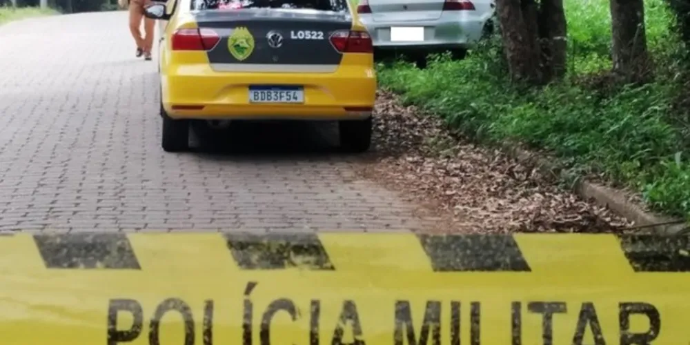 O corpo da vítima estava enrolado em um tapete e amarrado com fios elétricos