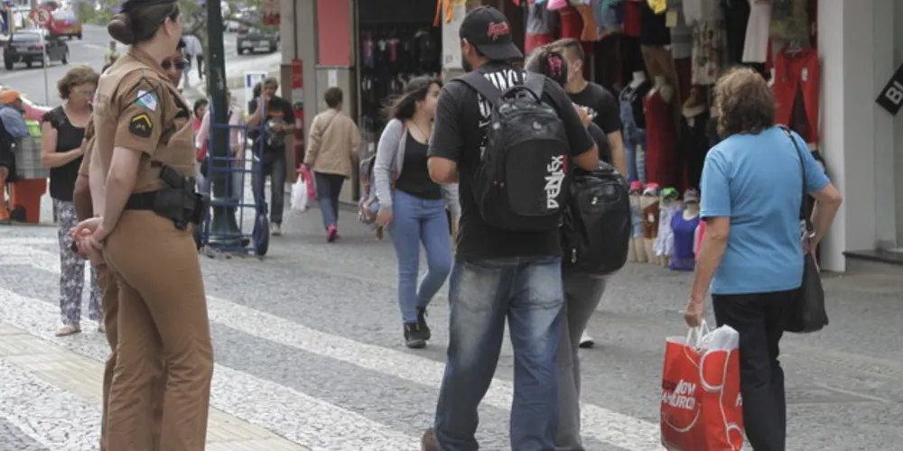 Policiamento está reforçado com o horário estendido do comércio