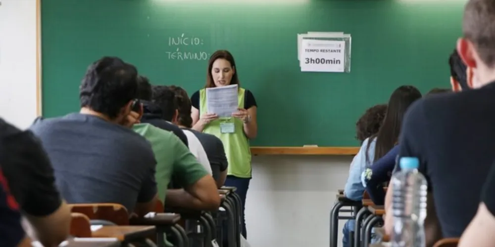 Na prova constavam 55 questões gerais, 45 específica e uma redação. Nesta terça alguns alunos farão teste prático 