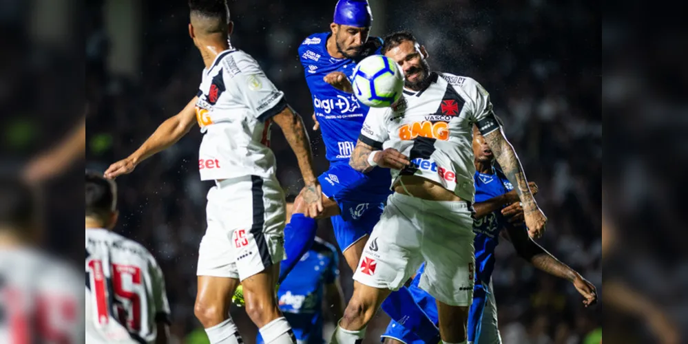 Com a vitória sobre a Raposa, Vasco fica muito perto da vaga na Copa Sul-Americana