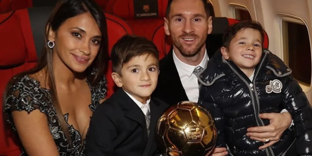 Messi acompanhado pela esposa e os filhos