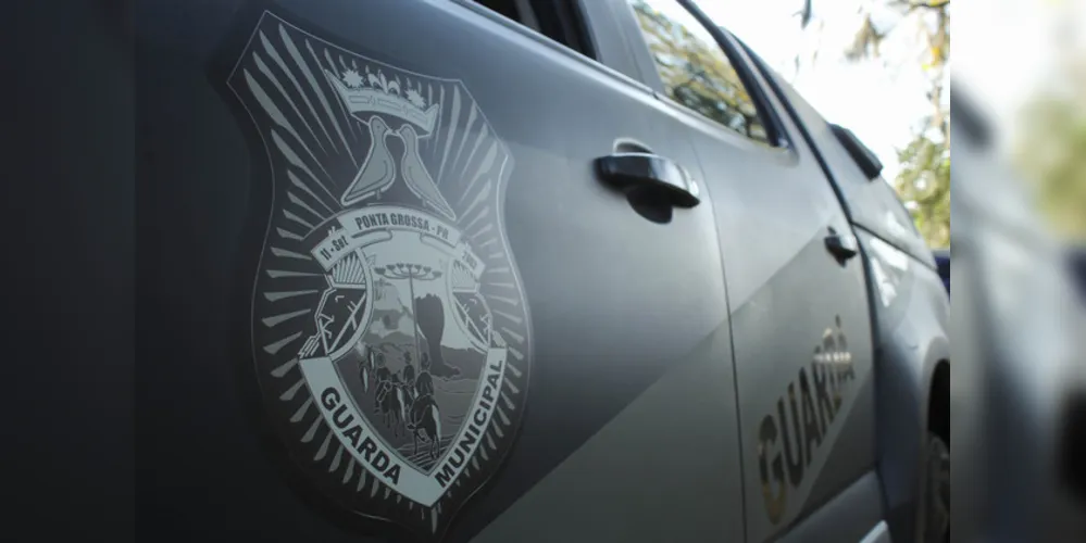 Suspeito foi encontrado na porta da residência e acabou preso em flagrante