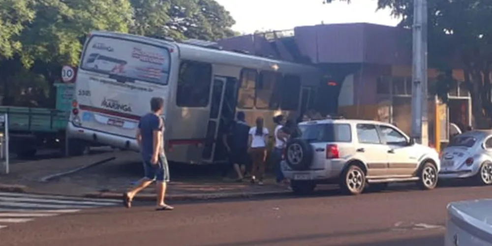 Motorista perdeu o controle da direção e ônibus invadiu rodoviária da cidade