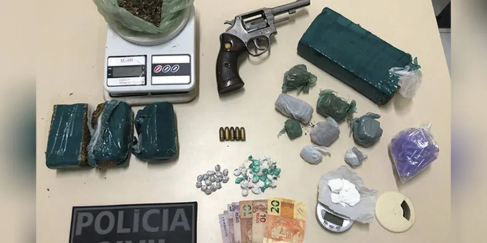 Foram apreendidas porções de maconha, crack e cocaína, além de revólver calibre 38