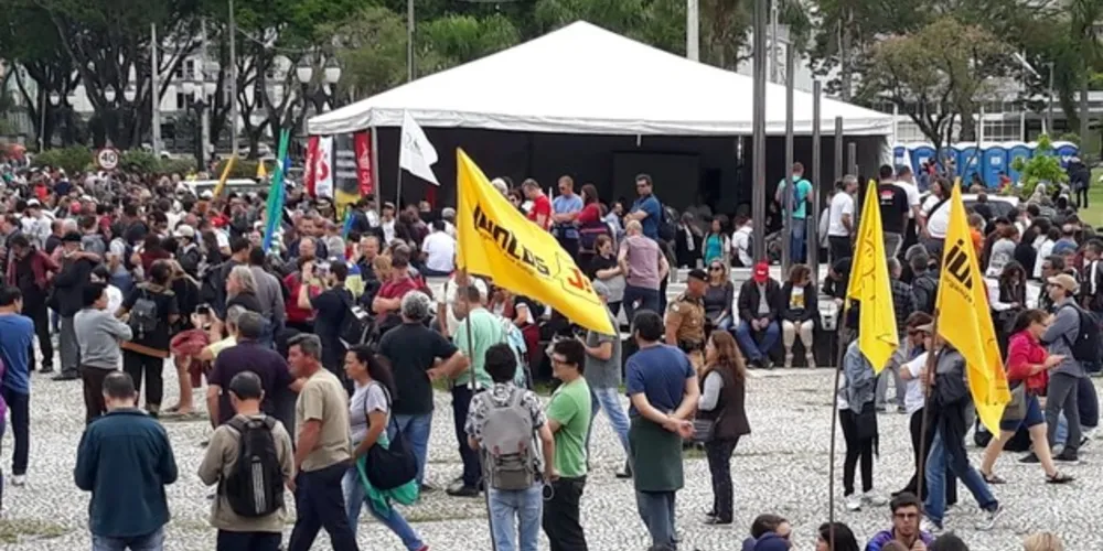 Imagem ilustrativa da imagem Professores ocupam praça para protestar contra reforma