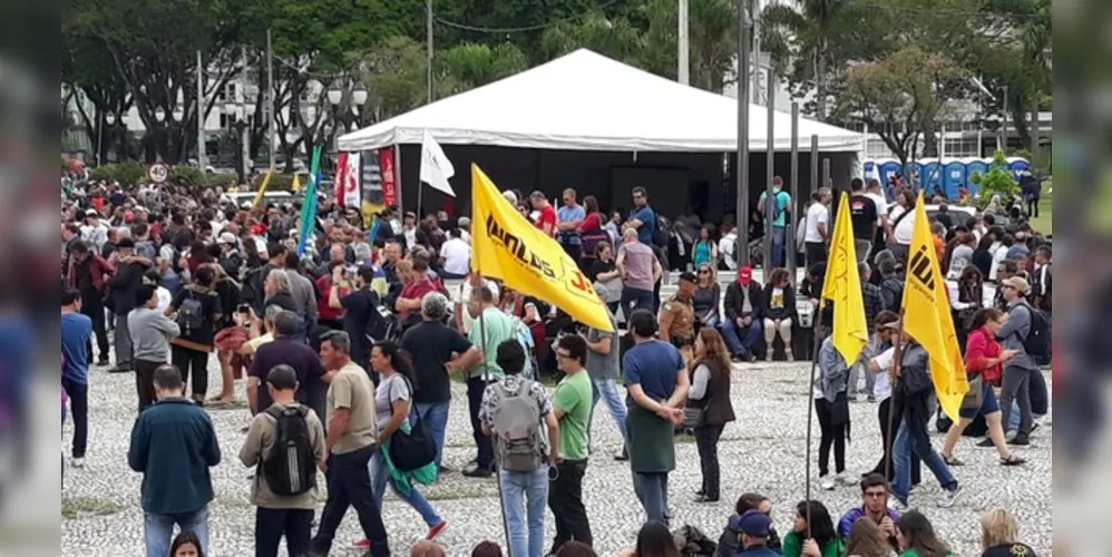 Imagem ilustrativa da imagem Professores ocupam praça para protestar contra reforma
