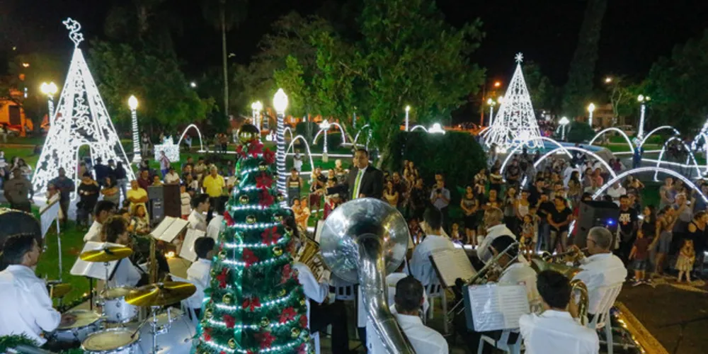 Decoração foi inaugurada no último sábado (1) e contou com apresentações de corais e a chegada do Papai Noel