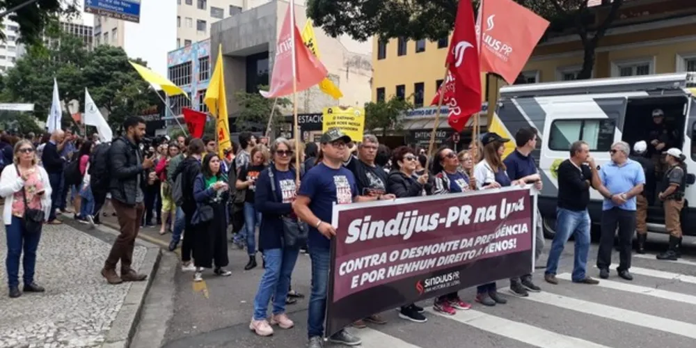 Imagem ilustrativa da imagem Servidores ocupam Assembleia Legislativa do PR