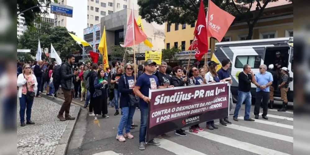 Imagem ilustrativa da imagem Servidores ocupam Assembleia Legislativa do PR