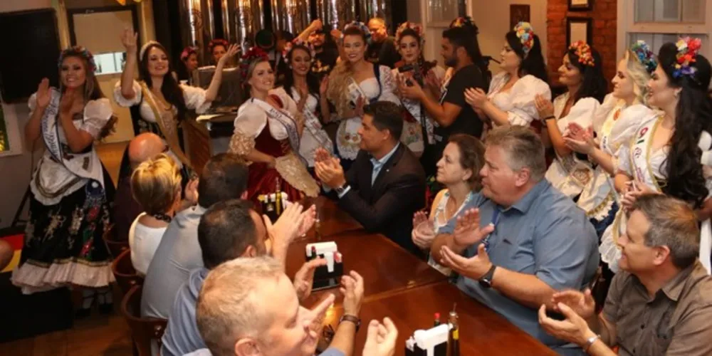 Evento contou com a presença de diversas autoridades, candidatas a rainha e majestades da festa e representantes da imprensa local