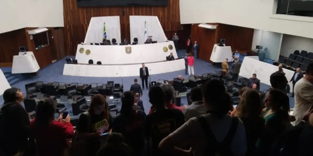 Justiça determinou reintegração de posse e exige saída dos servidores do plenário da Alep