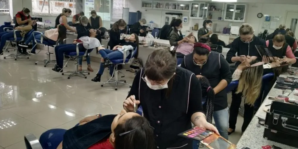 O evento será ministrado pelas próprias alunas do curso Maquiador, acompanhado pela instrutora Adrielle Montes