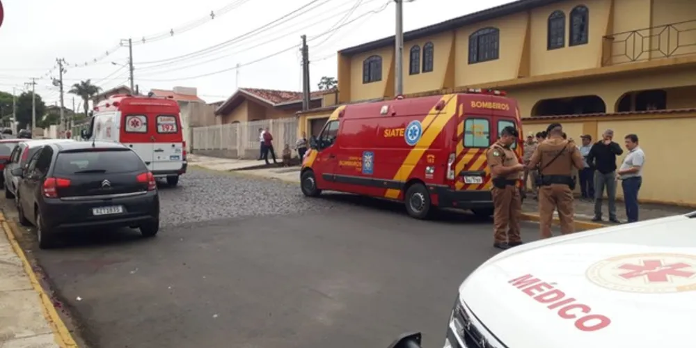 Um homem que tentou ajudá-la também foi ferido. Polícia Militar está no local. Agressor fugiu