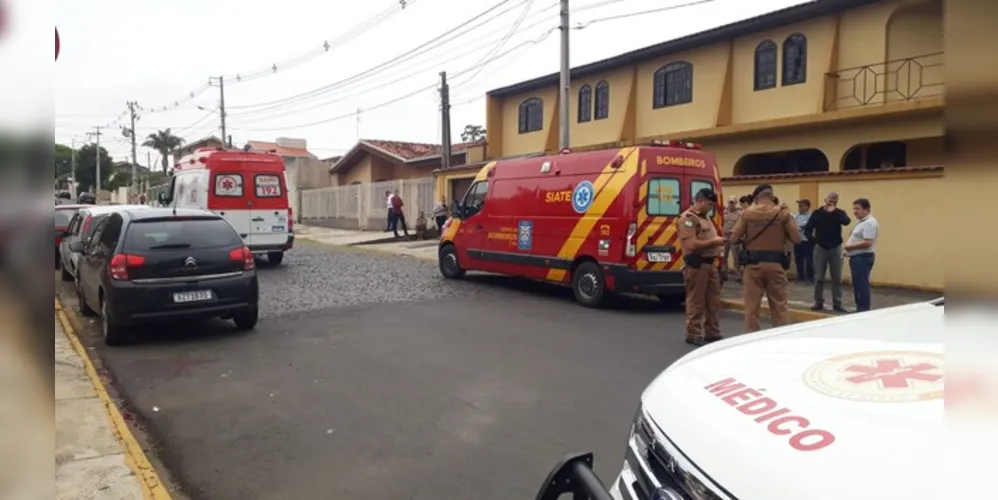 Um homem que tentou ajudá-la também foi ferido. Polícia Militar está no local. Agressor fugiu