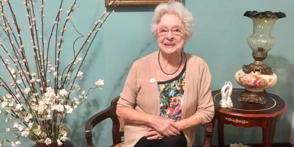 DESTAQUE - Em destaque a elegante Amélia Oberg Michaele, personalidade ímpar em Ponta Grossa sempre atenta à preservação da cultura de nossa região, através de seu incansável zelo pelo Centro Cultural Professor Faris Michaele, a entidade cultural mais antiga em atuação em Ponta Grossa e que leva o nome de seu saudoso marido, o Professor Faris Michaele.